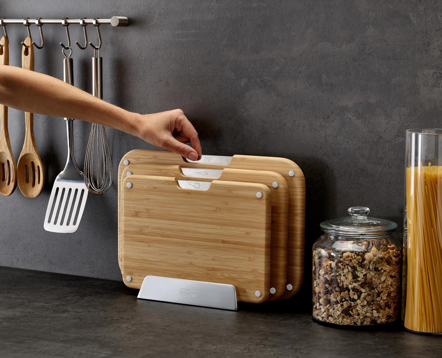 Entdecken Sie das 3er Set Nest Boards von Joseph Joseph: Hochwertige, zweiseitige Bambus-Schneidbretter mit praktischem Metallständer für hygienische Küchenorganisation.