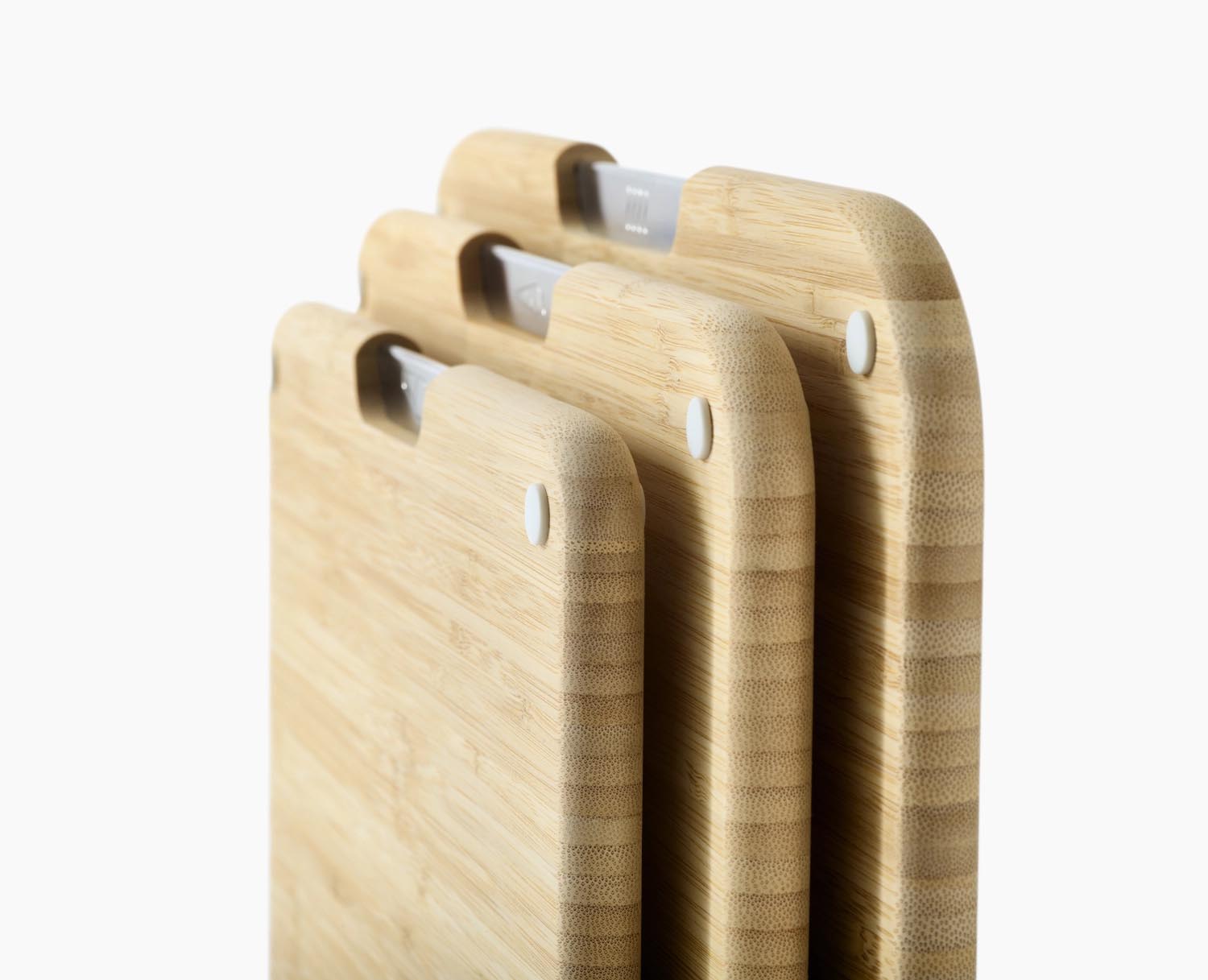 Praktisches 3er-Set Schneidbretter aus Bambus mit Halterung von Joseph Joseph, ideal für eine organisierte und hygienische Küchenarbeit.