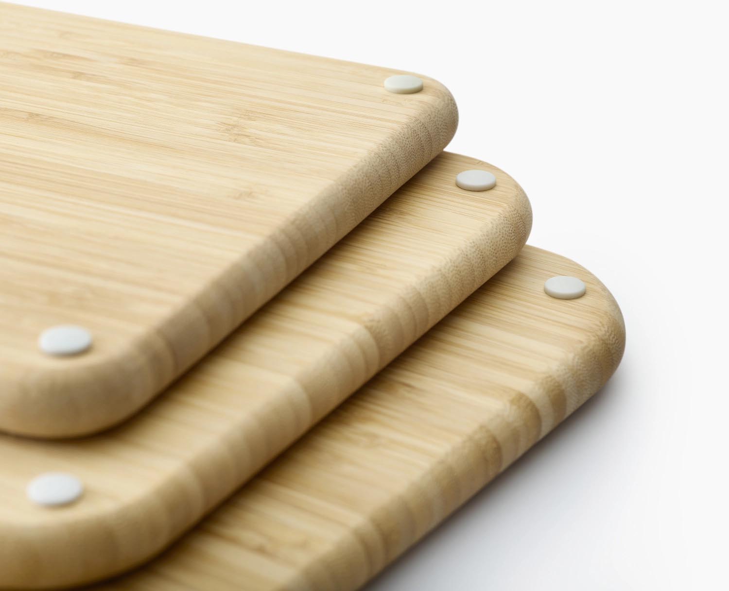 Praktisches 3er-Set Bambus-Schneidbretter mit Halterung von Joseph Joseph, ideal für eine organisierte und hygienische Küchenarbeit.