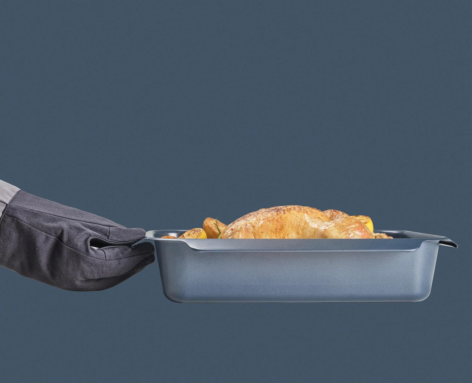 Praktisches 3er Set Nest Oven Backformen von Joseph Joseph, perfekt für sicheres Backen und stilvolle Aufbewahrung in Ihrer modernen Küche.