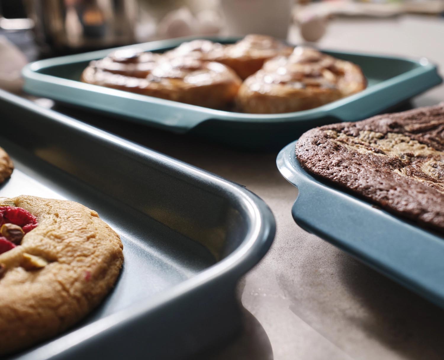 Joseph Joseph Nest Bake Backform-Set: 3 stapelbare Grössen (30x23, 32.6x30, 40.9x30), perfekt für effizientes und kreatives Backen.