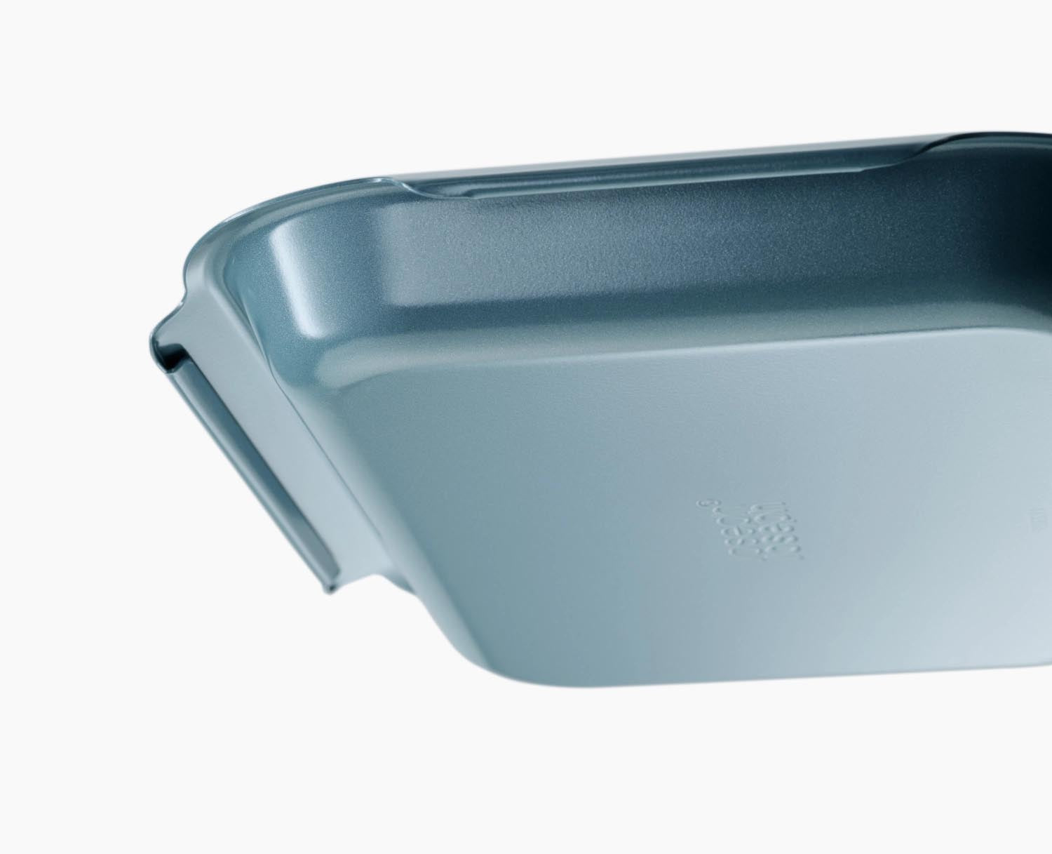 Praktisches 3er Backform-Set von Joseph Joseph, stapelbar und platzsparend, in den Grössen 30x23, 32.6x30, 40.9x30 cm.