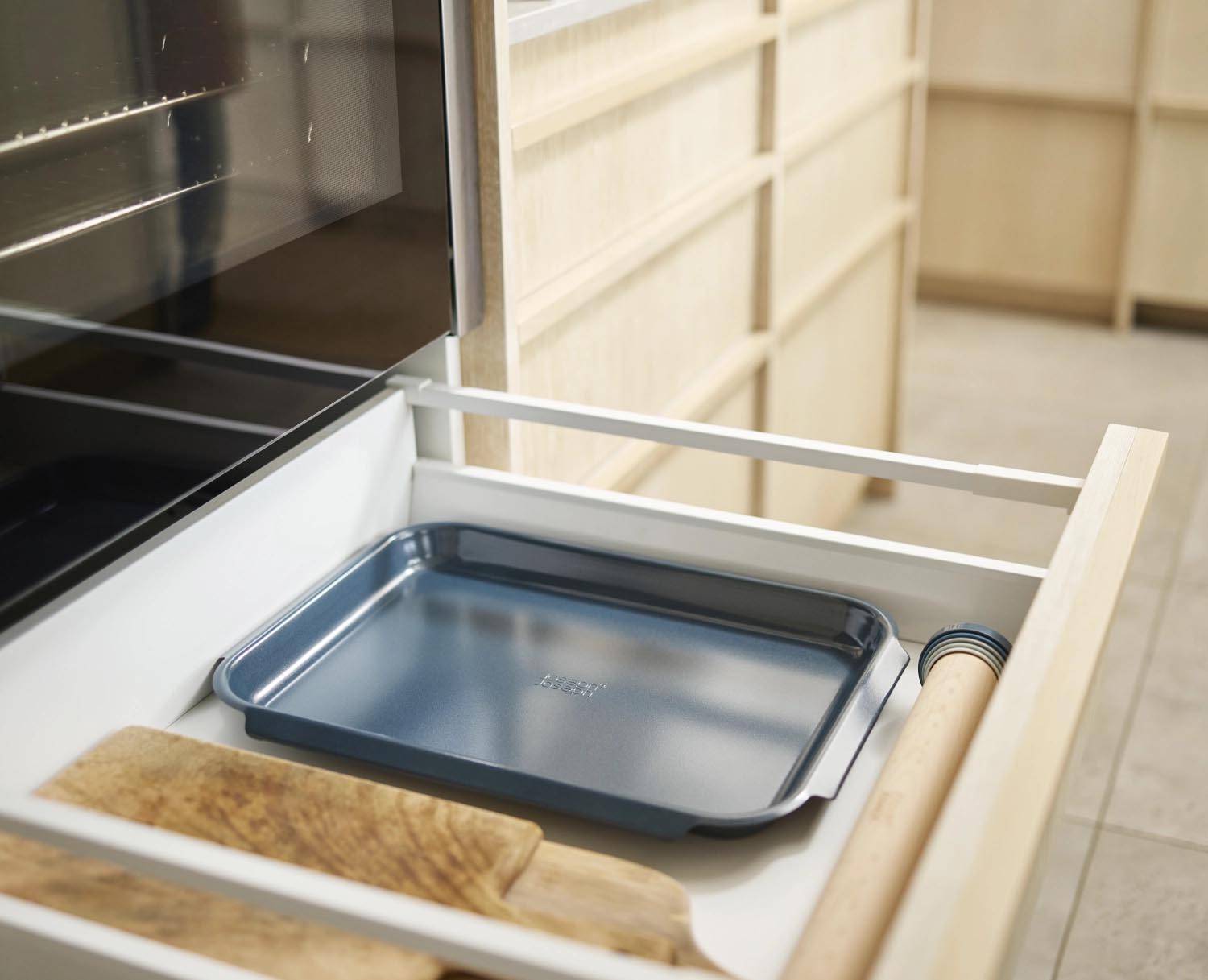 Entdecken Sie die Joseph Joseph Nest™ Bake Backform L 30x40cm, H3cm – antihaftbeschichtet, platzsparend und perfekt für alle Backprojekte!