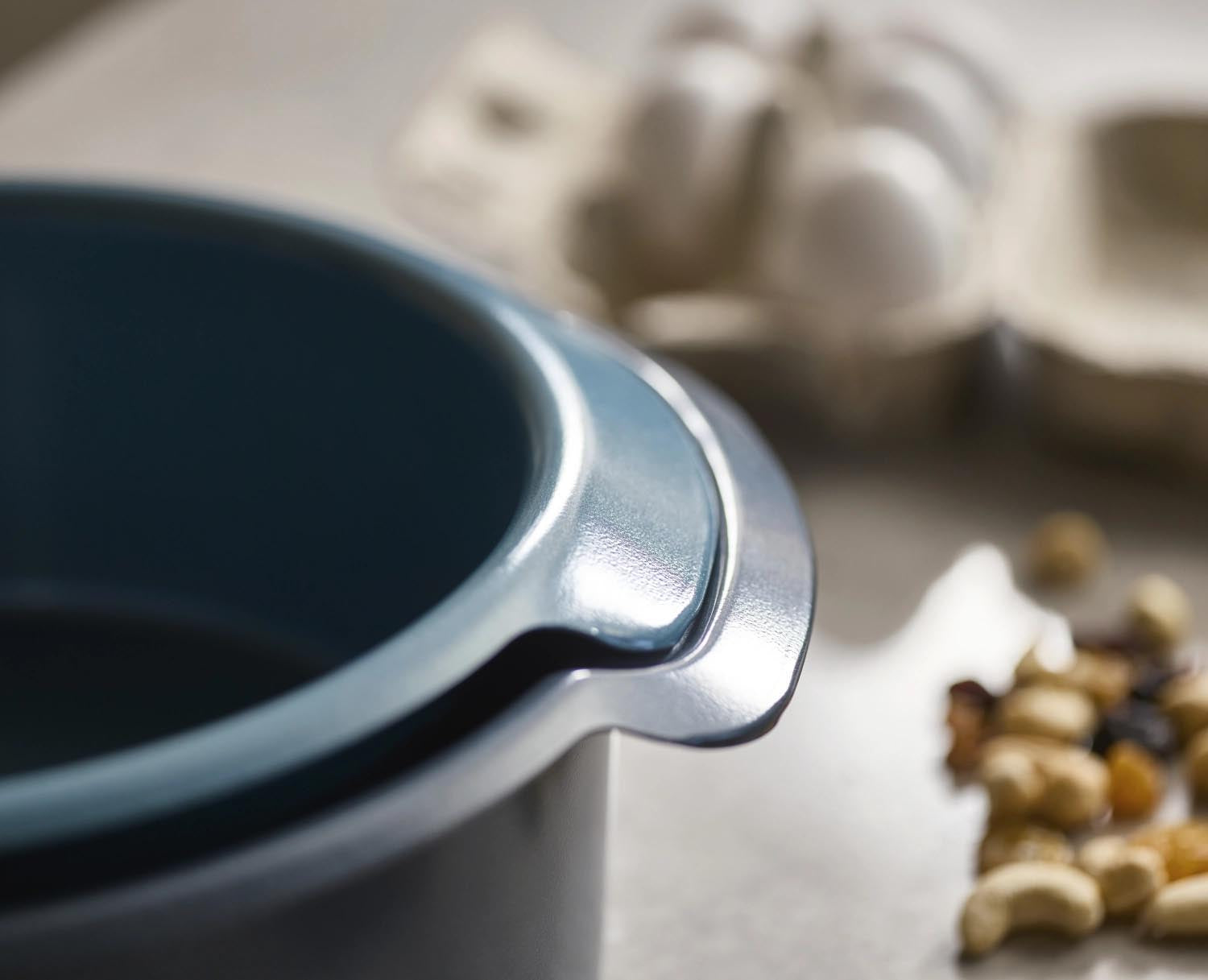 2er Set runde Backformen (20 cm & 23 cm) von Joseph Joseph, ideal für Kuchen, stapelbar, robust und platzsparend gestaltet.