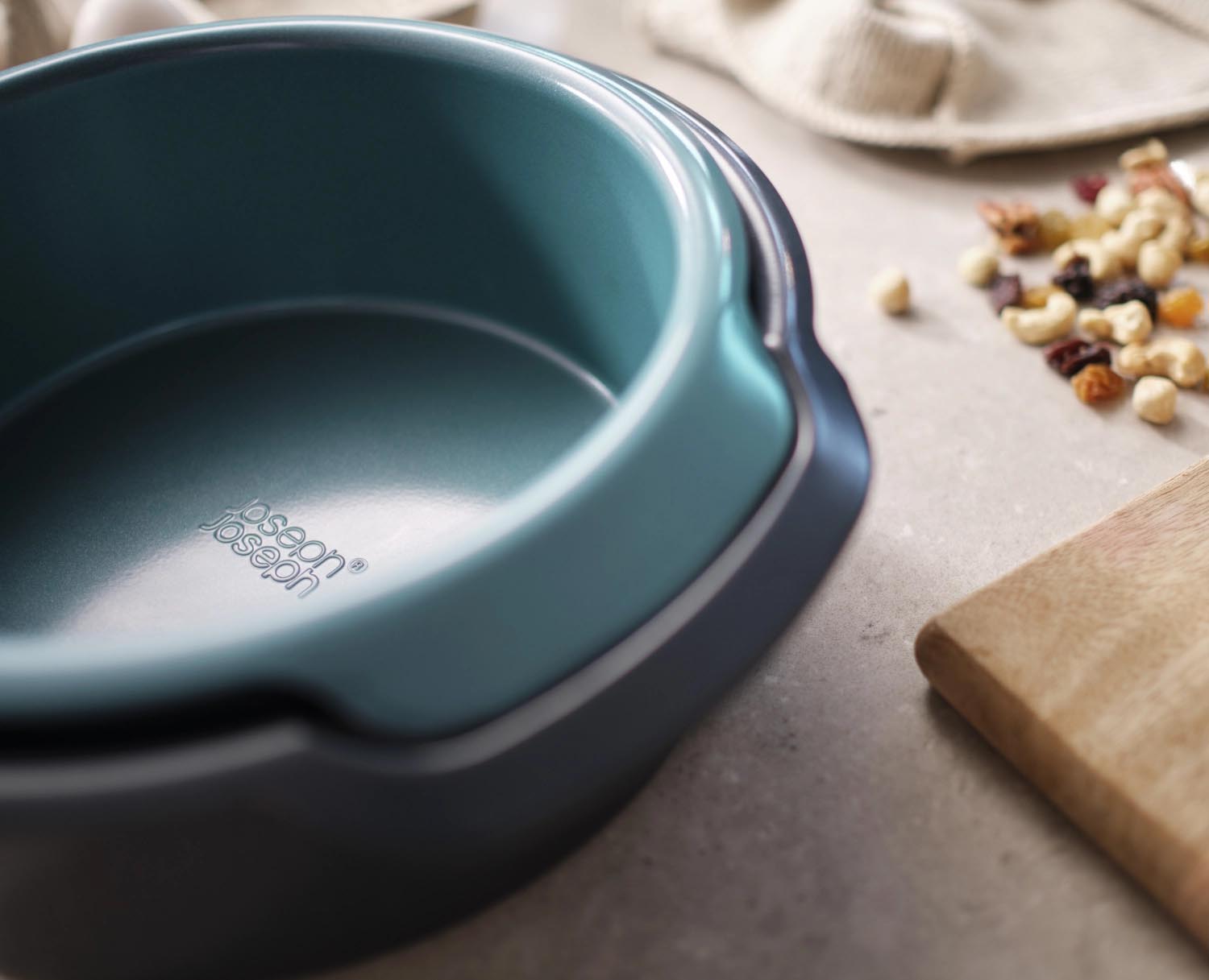 Erleben Sie das praktische 2er Set Nest Bake Backformen von Joseph Joseph – platzsparend, langlebig und mit Antihaftbeschichtung für müheloses Backen!