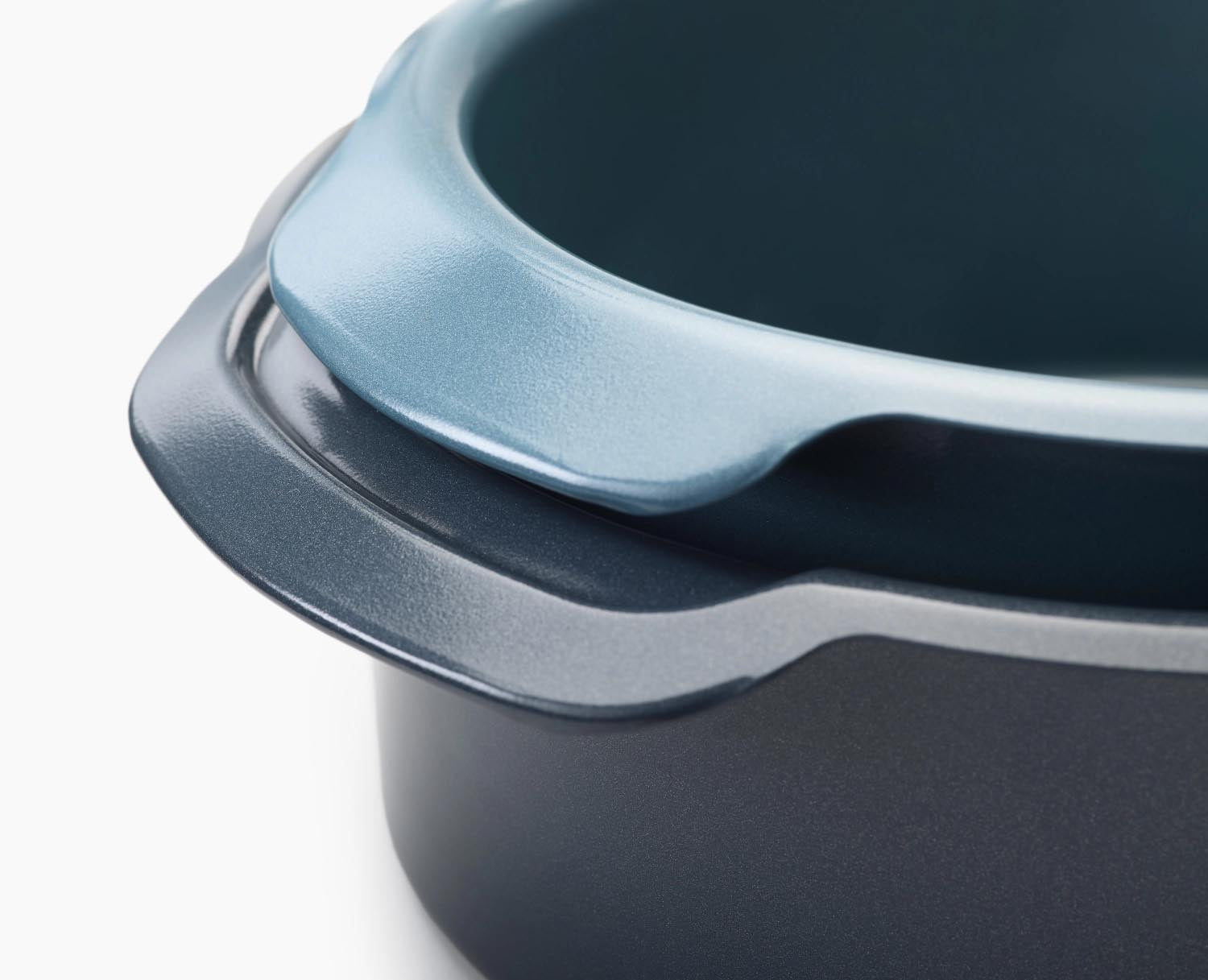 2er Set runde Backformen (20 cm & 23 cm) von Joseph Joseph, ideal für Kuchen, stapelbar, robust und platzsparend designt.