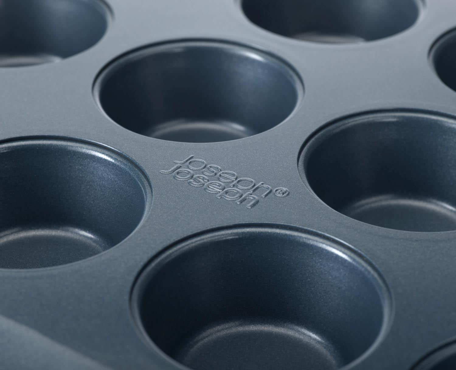 Antihaftbeschichtete Muffin-Backform von Joseph Joseph, 12 Mulden, 30x41x3cm, ideal für gleichmässiges Backen und leichte Reinigung.