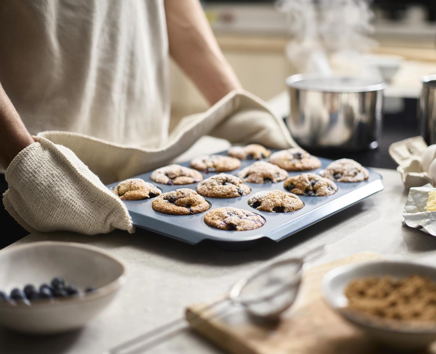 Antihaftbeschichtete Muffin-Backform von Joseph Joseph, 12 Mulden, 30x41x3cm, ideal für gleichmässiges Backen und leichte Reinigung.