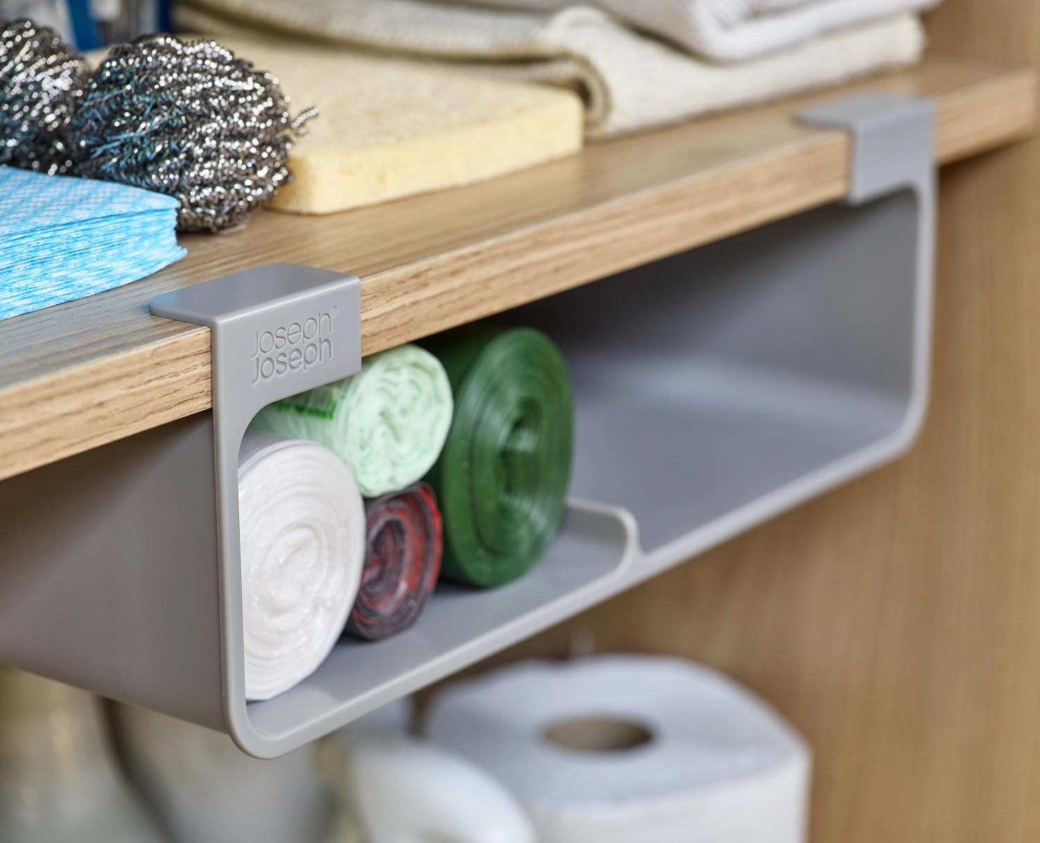 Effizienter Schubladeneinsatz von Joseph Joseph für Müllbeutel, maximiert Platz und hält Ihre Küche ordentlich und organisiert.