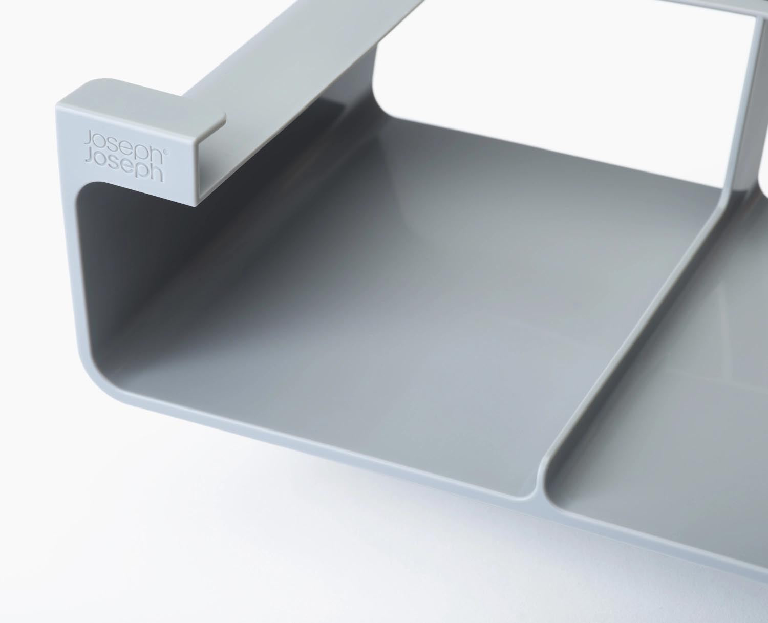 Effizienter Schubladeneinsatz von Joseph Joseph, optimiert für Abfallsäcke und Beutel, sorgt für Ordnung und Platz in Ihrer Küchenschublade.