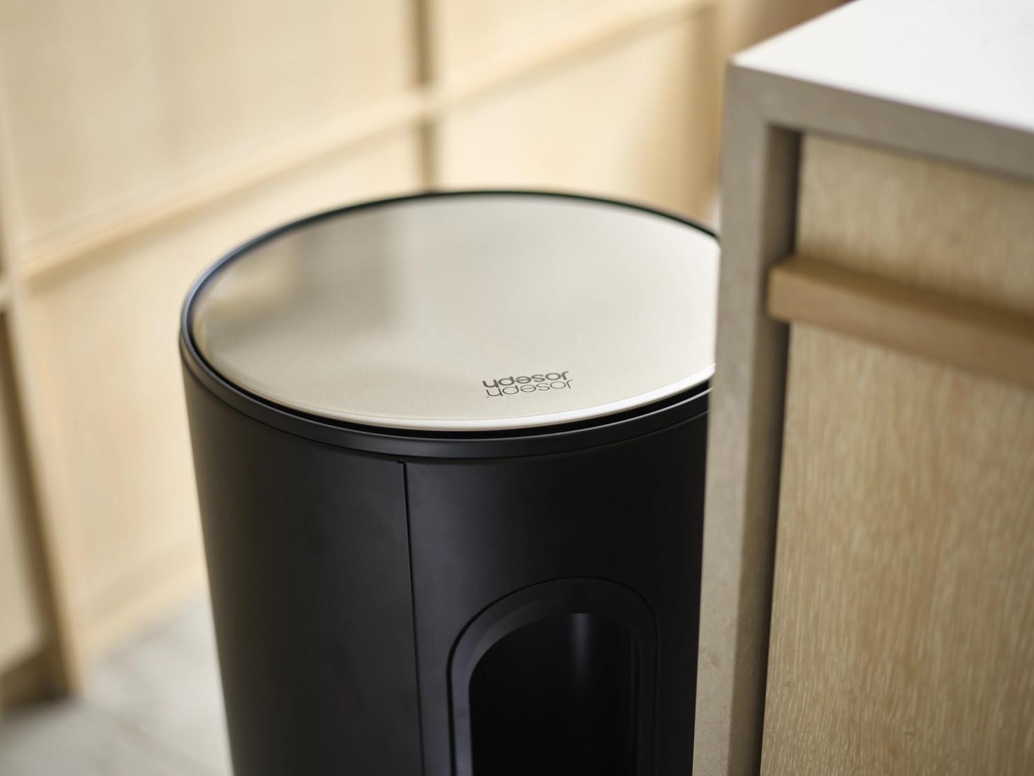 Stylischer 30L Pedaleimer von Joseph Joseph in edlem Karbonstahl, H72cm, D34cm, mit sanft schließendem Deckel und Innentasche für müheloses Recycling.