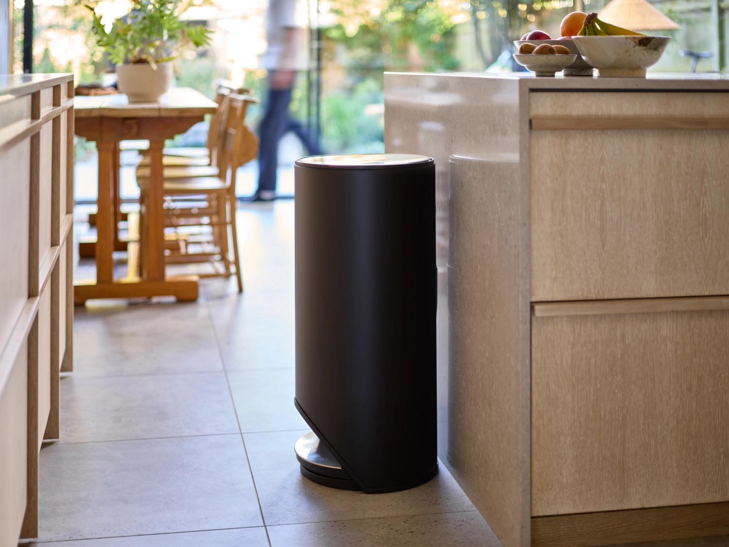 Eleganter 30L Pedaleimer von Joseph Joseph aus Karbonstahl, H72cm, D34cm. Mit großem Pedal, geruchskontrollierendem Filter und praktischer Innentasche.