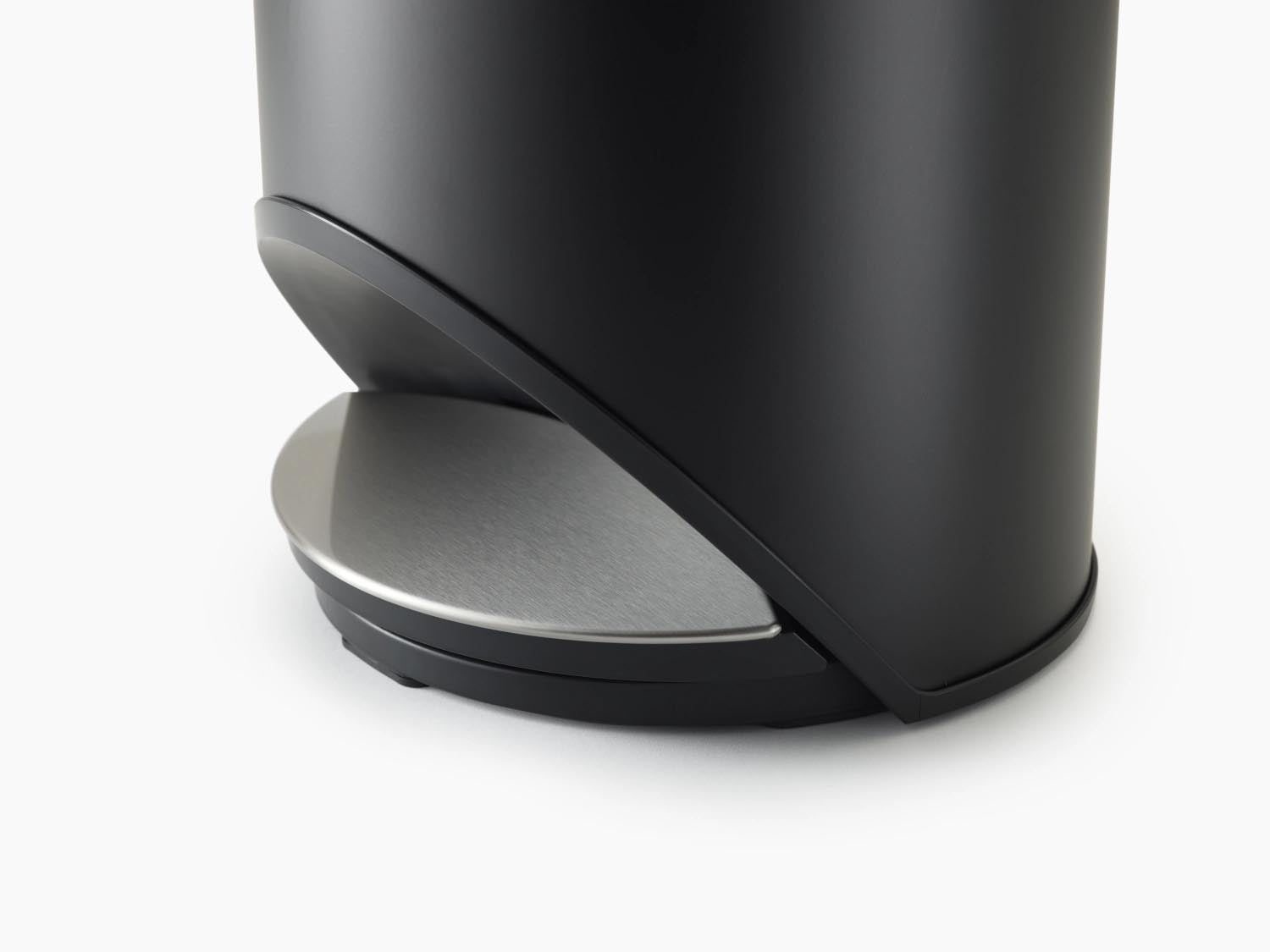 Moderner 30L Pedaleimer Arc von Joseph Joseph in Schwarz, H72cm, D34cm, mit Innentasche, perfekt für effiziente Müllorganisation.