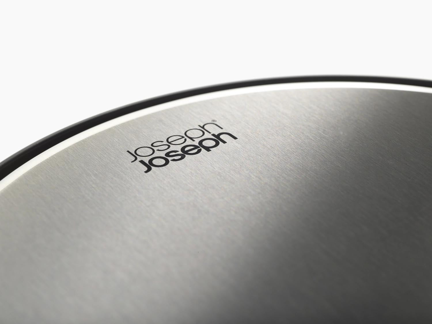 Moderner 30L Edelstahl-Pedaleimer von Joseph Joseph, H72cm D34cm, mit praktischer Innentasche, perfekt für stilvolle Haushalte.