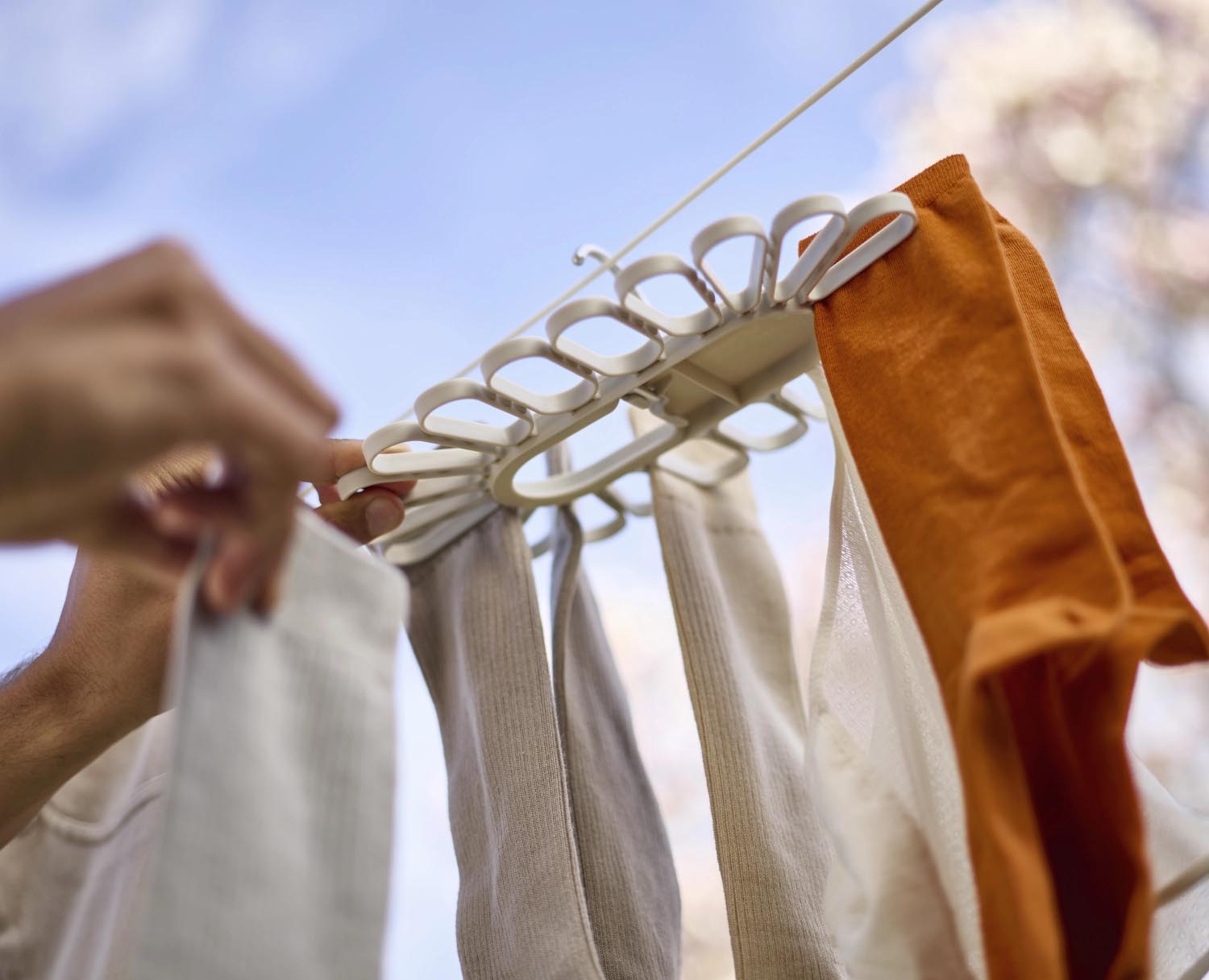 Petal Kleiderbügel von Joseph Joseph: Blütenform, Platz für 22 Kleinteile, perfekt für ordentliche und elegante Wäscheaufbewahrung.