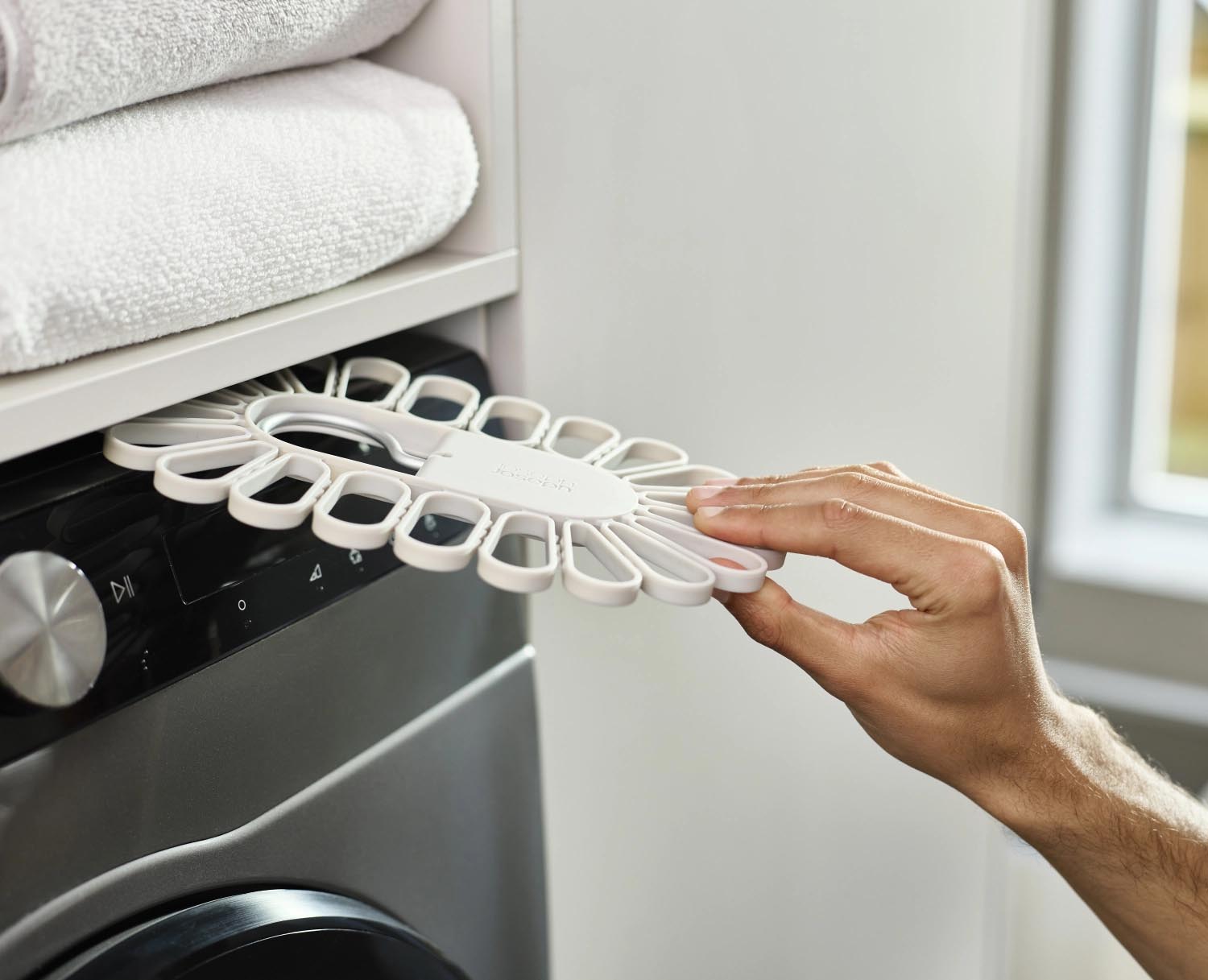 Petal Kleiderbügel von Joseph Joseph: Blütenform, Platz für 22 Kleinteile, perfekt für ordentliche und elegante Wäscheaufbewahrung.