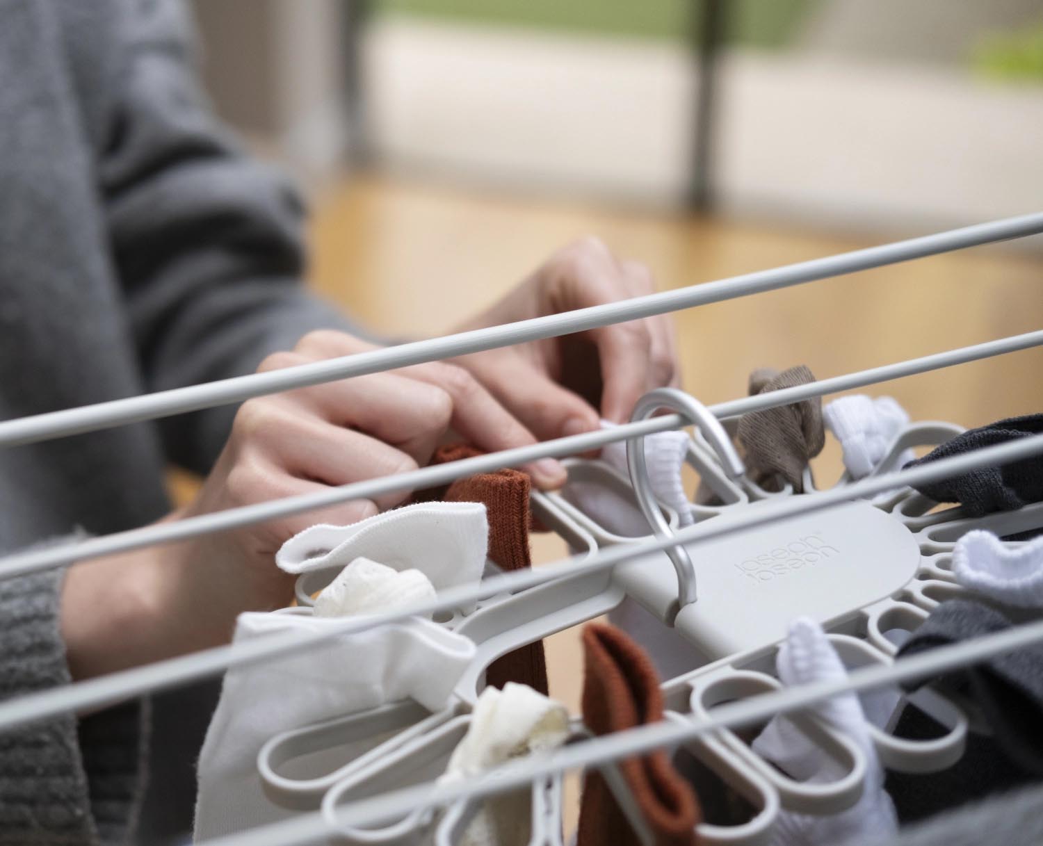 Entdecken Sie den Petal Kleiderbügel von Joseph Joseph: Blütenform, für 22 kleine Wäschestücke, platzsparend und ideal für effektives Trocknen.