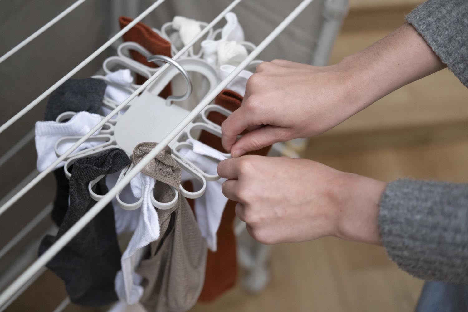 Der Petal Kleiderbügel von Joseph Joseph ist die perfekte Lösung für das platzsparende Trocknen von bis zu 22 kleinen Wäschestücken in stilvollem Design.