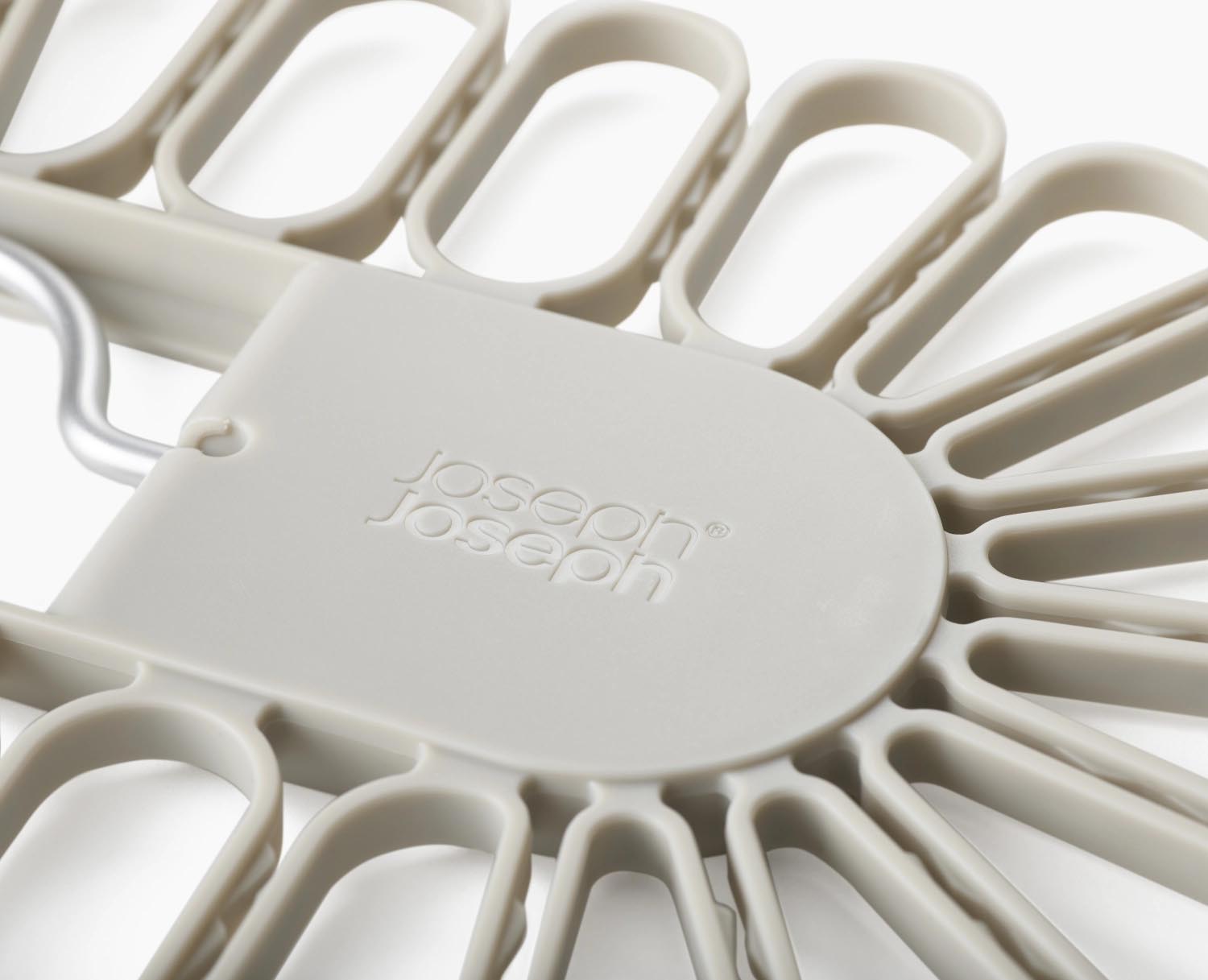 Praktischer Petal Kleiderbügel von Joseph Joseph in Blütenform, ideal für 22 Kleinteile. Platzsparend und stilvoll für Ihre Wäsche.