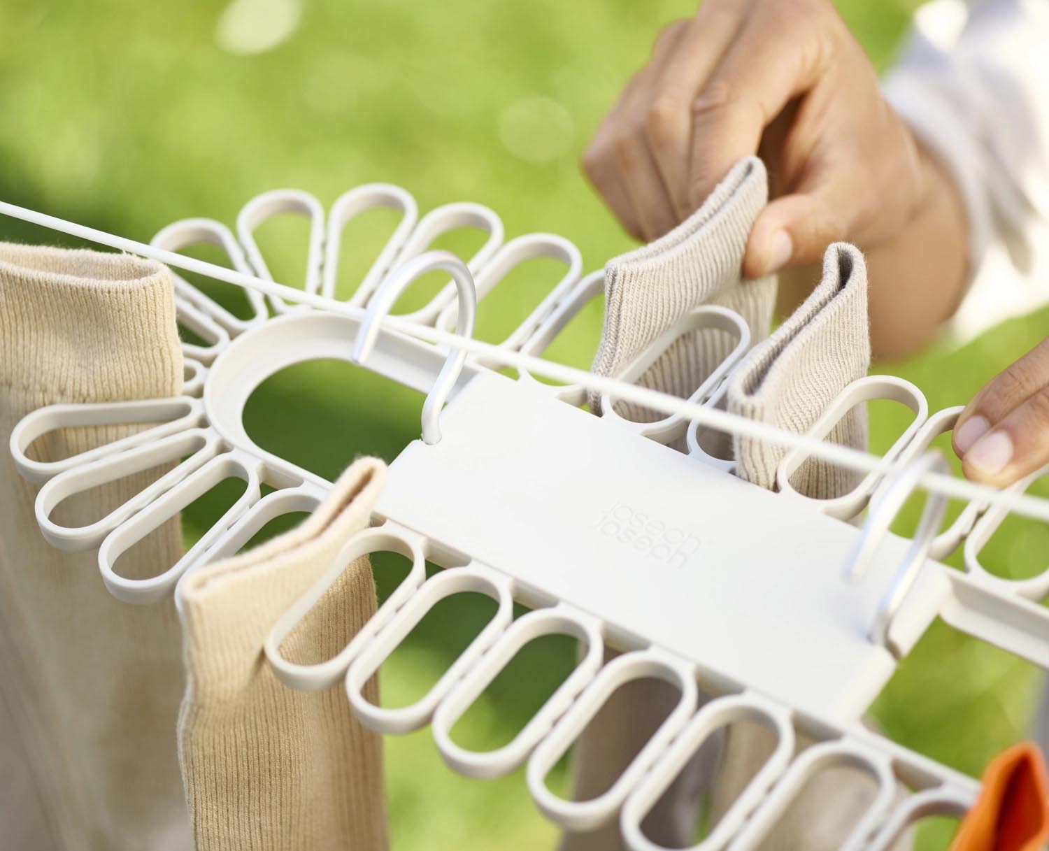 Erleben Sie den Petal Kleiderbügel von Joseph Joseph: Innovatives Blüten-Design für bis zu 32 Kleinteile, perfekt für schnelles Trocknen und platzsparende Nutzung.