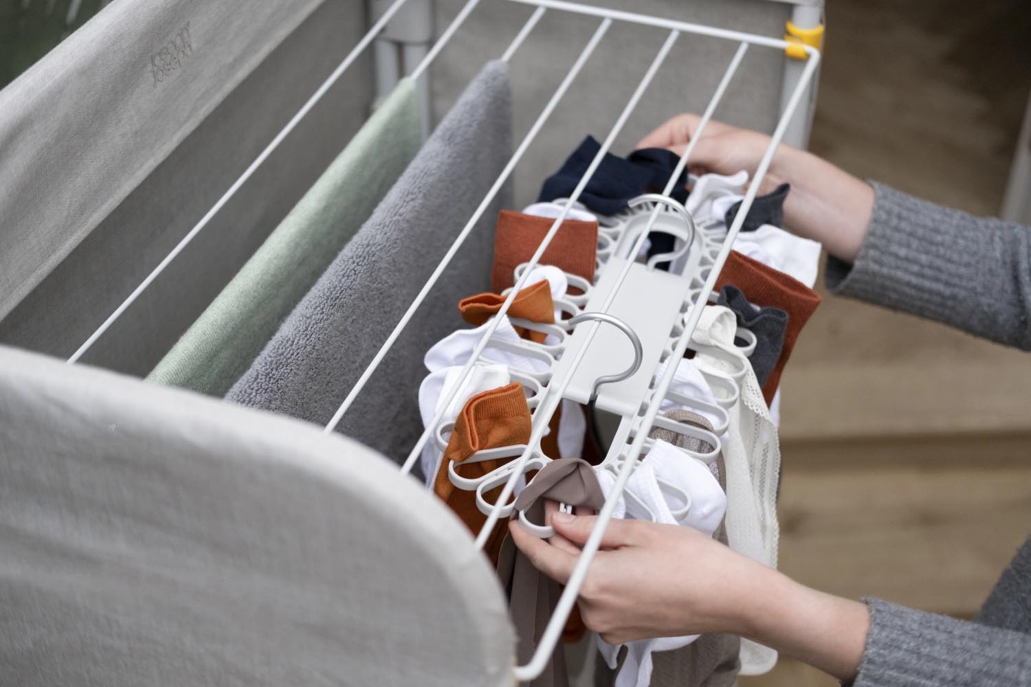 Erleben Sie den Petal Kleiderbügel von Joseph Joseph: Blütenform, für bis zu 32 Kleinteile, sorgt für effizientes Trocknen und platzsparende Aufbewahrung.