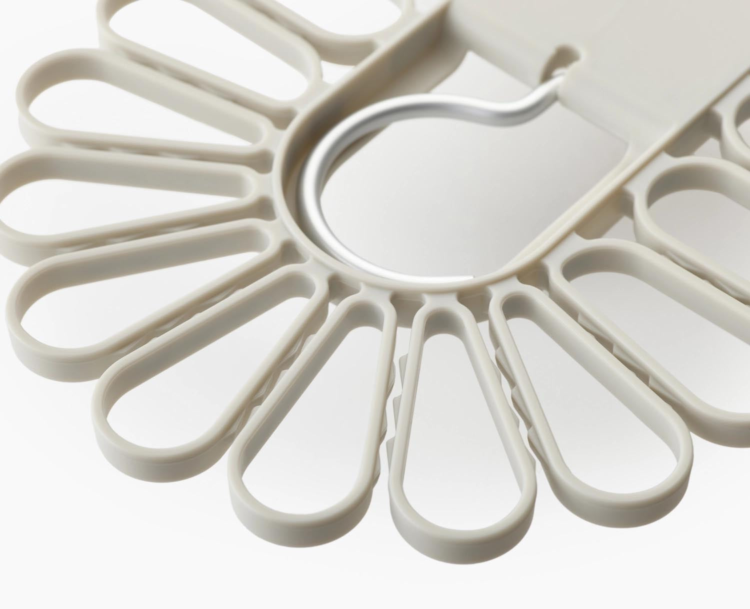 Praktischer Petal Kleiderbügel von Joseph Joseph in Blütenform, ideal für 32 Kleinteile. Platzsparend und stilvoll für Ihre Wäsche.