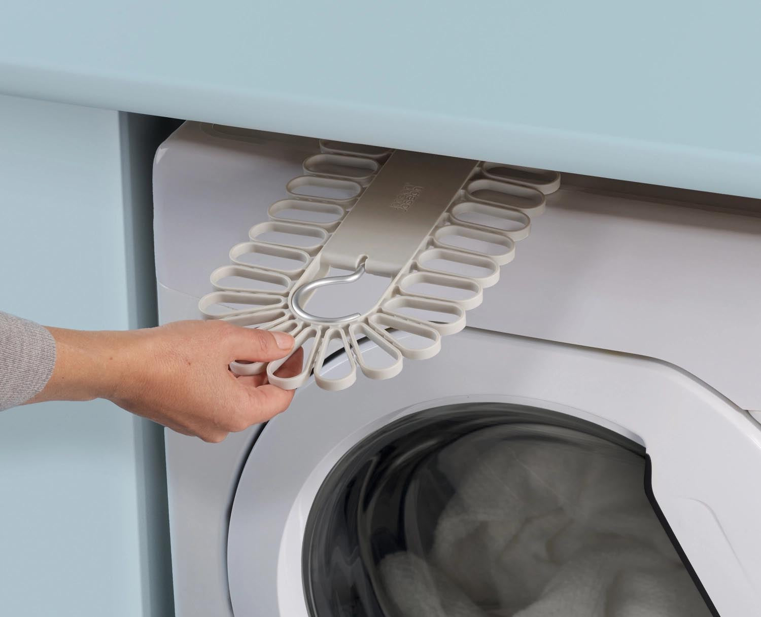 Petal Kleiderbügel von Joseph Joseph: Blütenform, Platz für 32 Kleinteile, perfekt für platzsparende und elegante Wäscheorganisation.