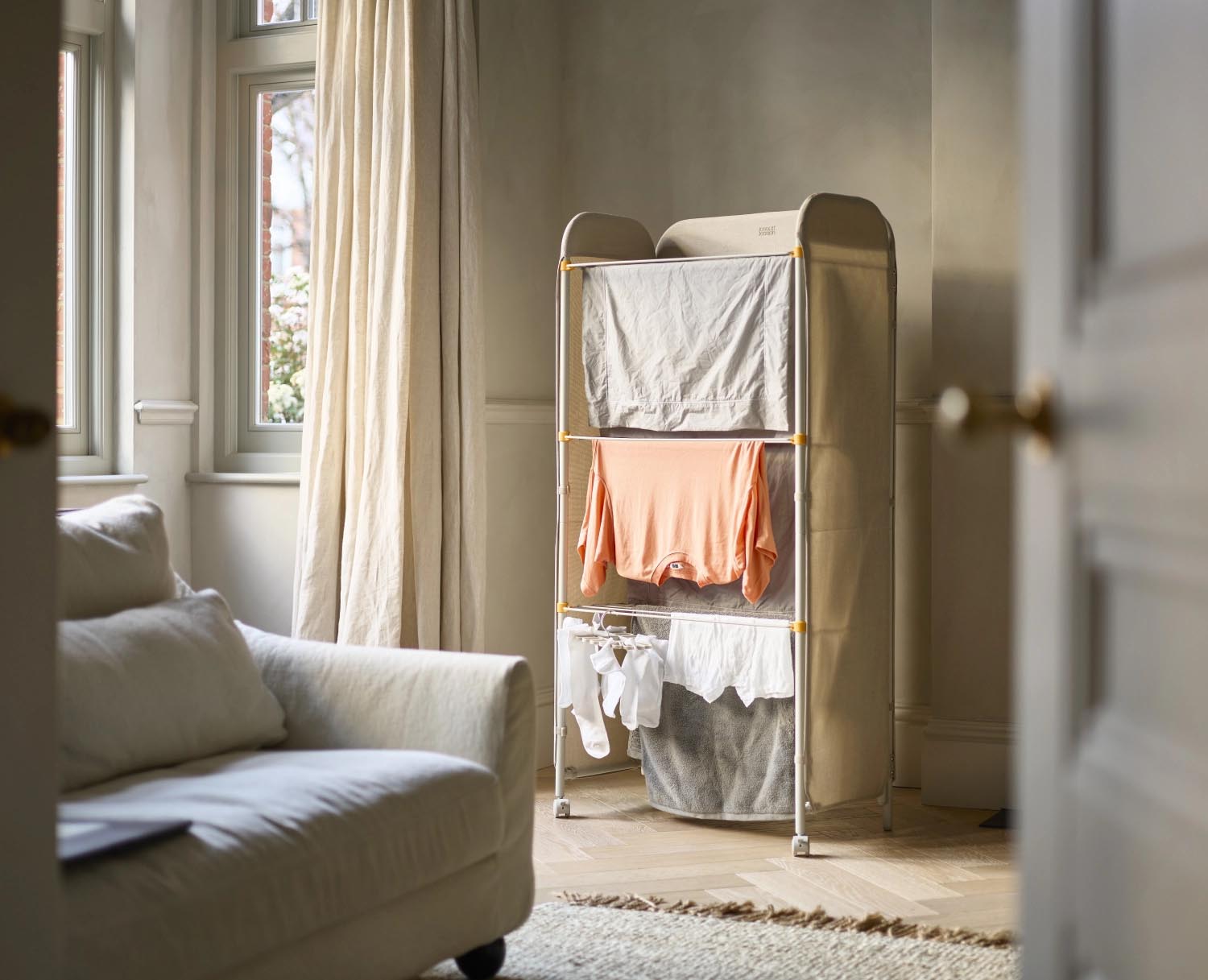 Entdecken Sie den eleganten Eclipse Wäscheständer von Joseph Joseph, 150 cm hoch und 29 cm breit, ideal für platzsparendes Wäschetrocknen in Ecru.