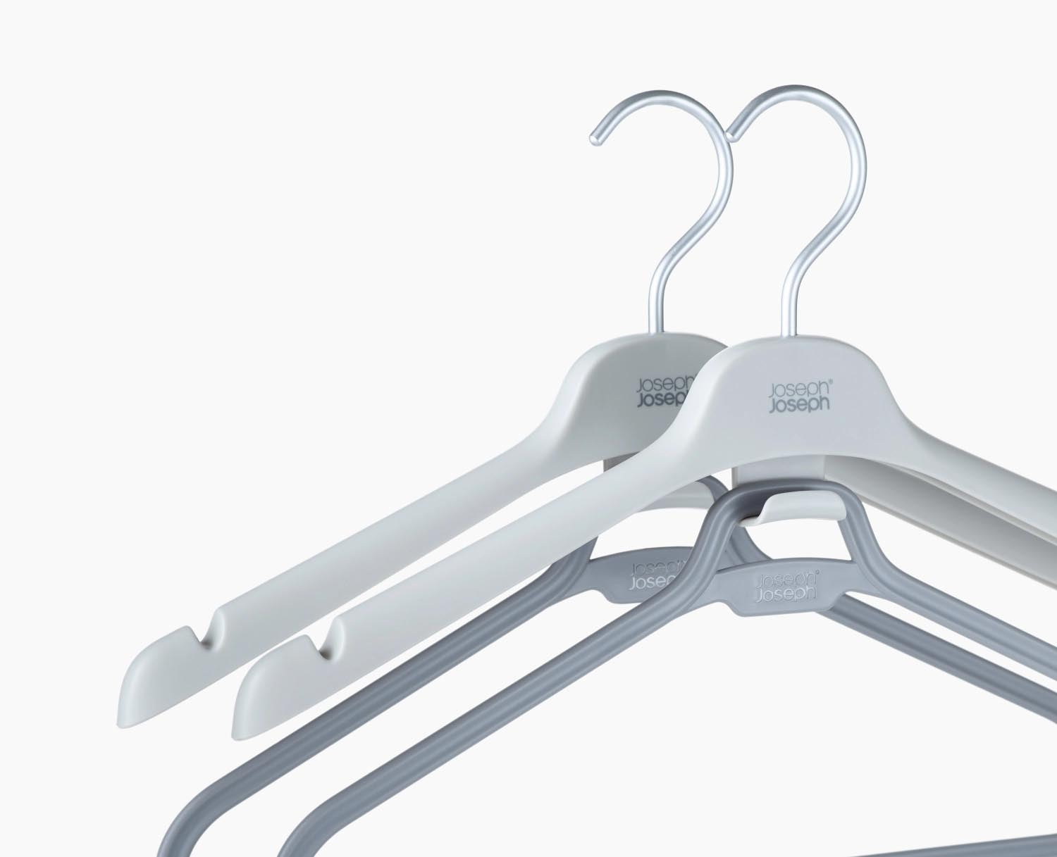 Praktisches 2er Set Orderly Kleiderbügel von Joseph Joseph, H31cm L43cm, aus hochwertigem, recyceltem PP in elegantem Ecru – optimal für lange Kleider und Jumpsuits.
