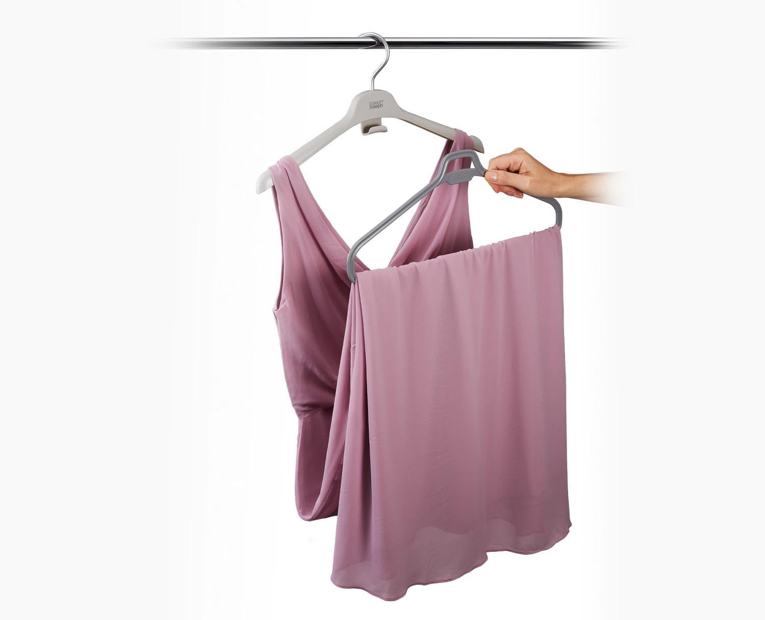 Praktisches 2er Set Orderly Kleiderbügel von Joseph Joseph, H31cm L43cm, aus hochwertigem PP. Schützt lange Kleider und Jumpsuits vor Falten und Schmutz.