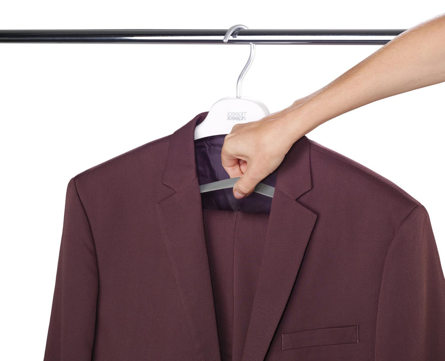 Praktisches 2er Set Orderly Kleiderbügel von Joseph Joseph in elegantem Ecru. Ideal für Anzüge, mit breiten Schulterstützen und rutschfesten Hosengriffen.