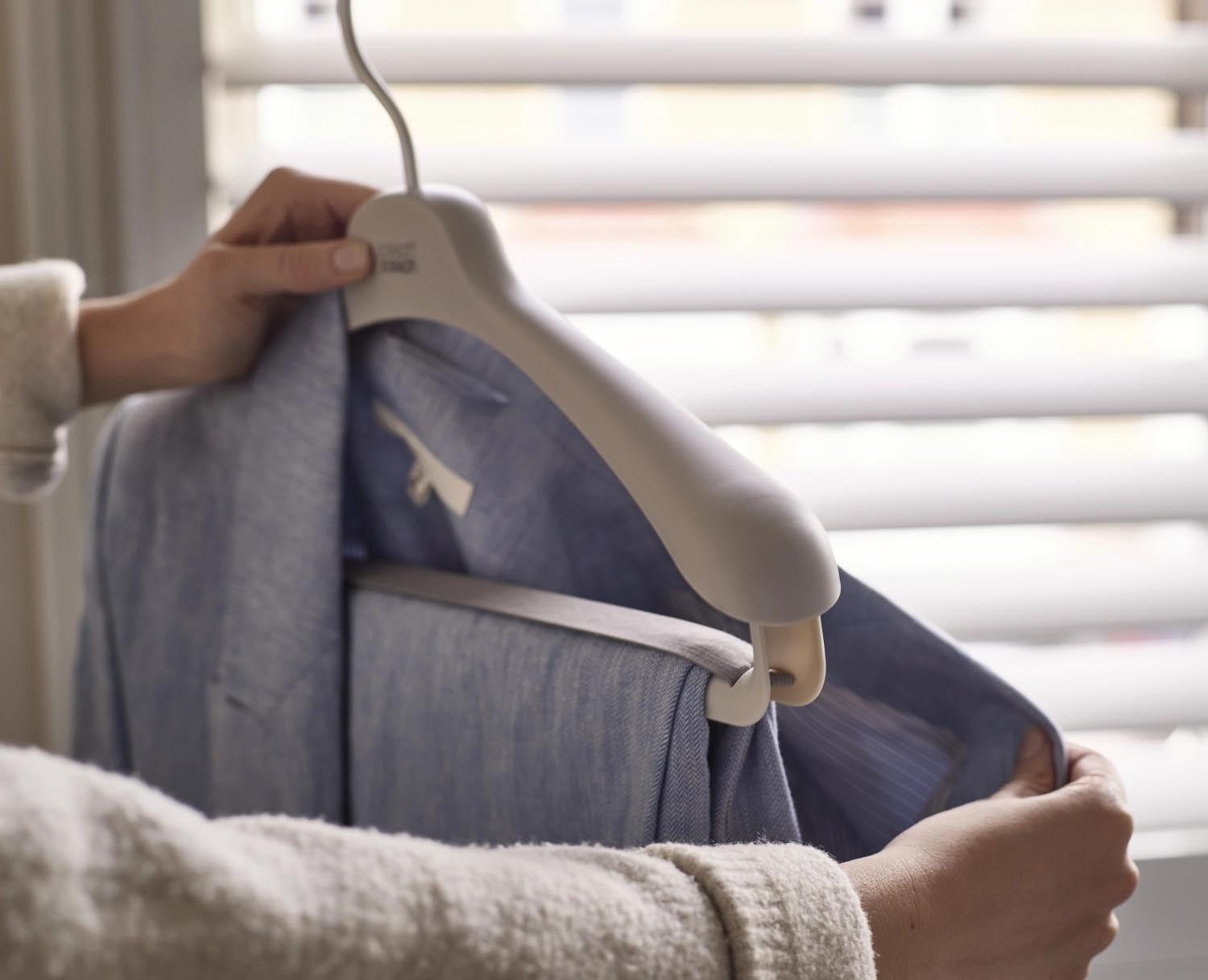 Hochwertiges 2er Set Orderly Kleiderbügel von Joseph Joseph in stilvollem Ecru. Perfekt für Anzüge, mit breiten Schulterstützen und elastischen Hosengriffen für optimalen Halt.