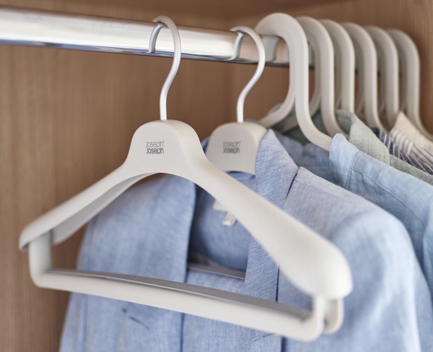 2er Set Kleiderbügel von Joseph Joseph, perfekt für Anzüge, aus langlebigem PP in Ecru, Masse: 25x42cm, stilvoll und praktisch.