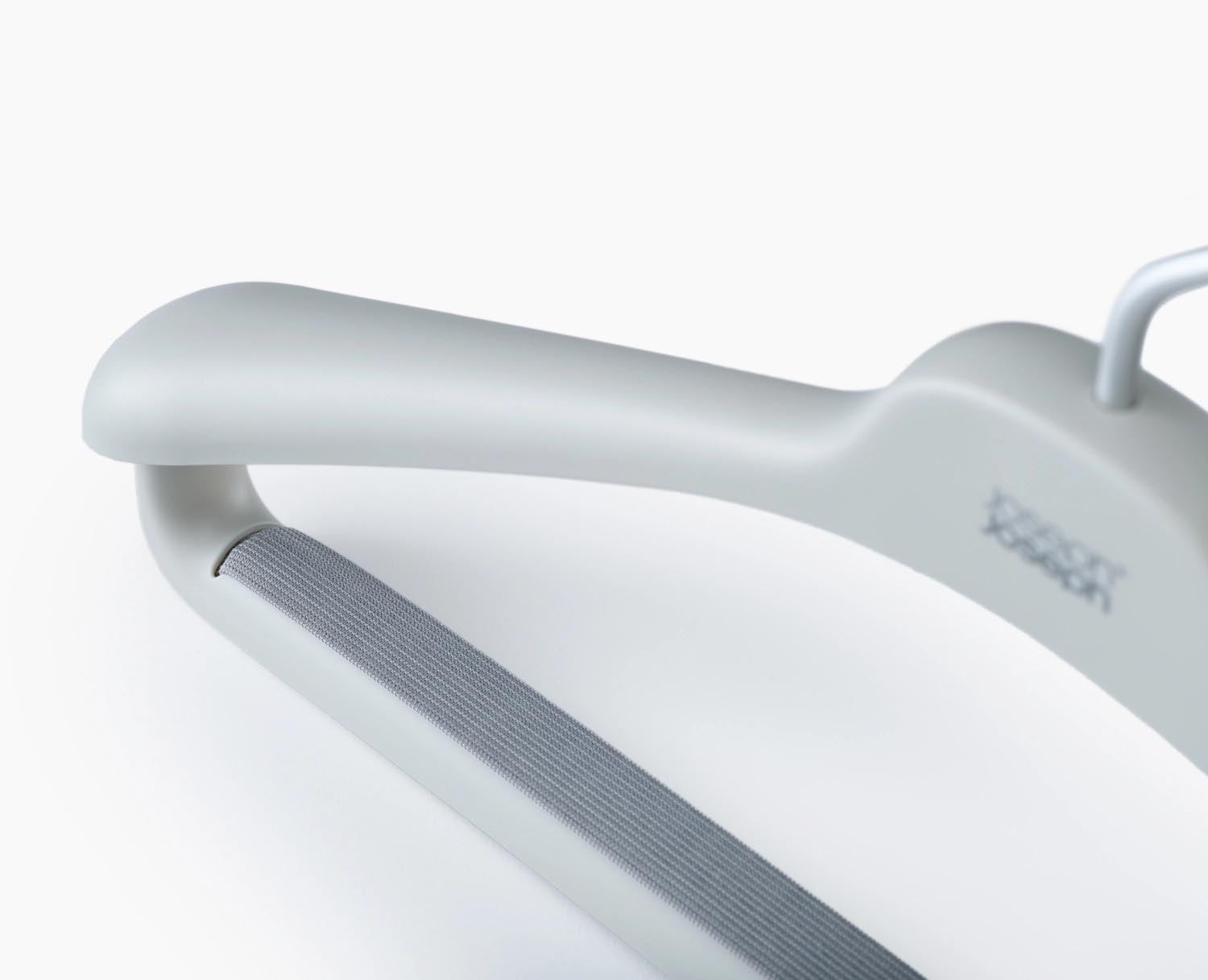 Elegantes 2er-Set Kleiderbügel von Joseph Joseph, ideal für Anzüge, aus robustem PP in Ecru, Masse: H25cm x L42cm.