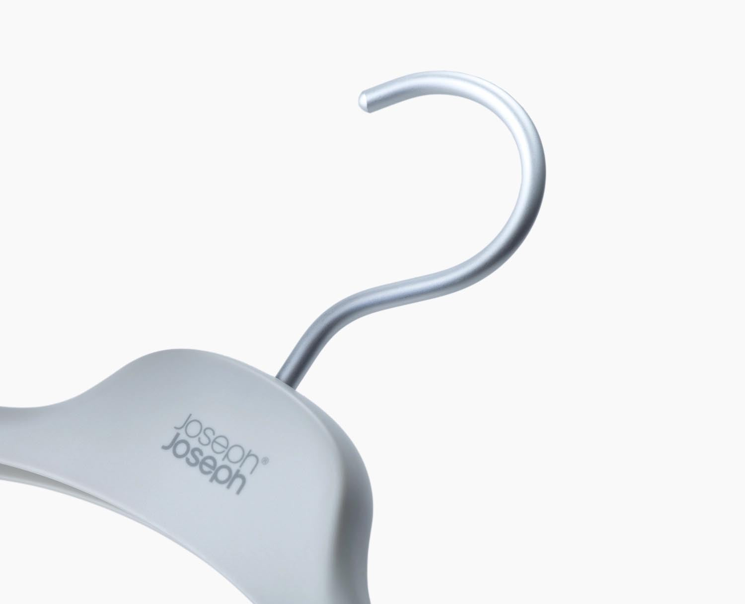 2er-Set Kleiderbügel von Joseph Joseph, perfekt für Anzüge, aus langlebigem PP in Ecru, Masse: 25cm hoch, 42cm breit.