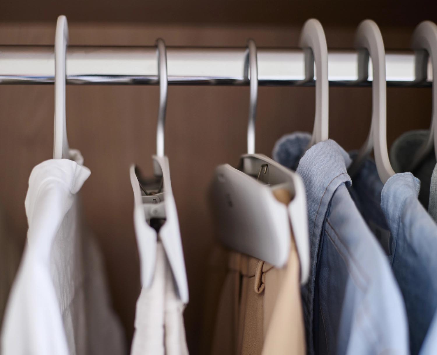 2er Set Hosenbügel von Joseph Joseph, 43x17cm, aus rutschfestem ABS in Ecru, ideal für platzsparende und ordentliche Aufbewahrung.