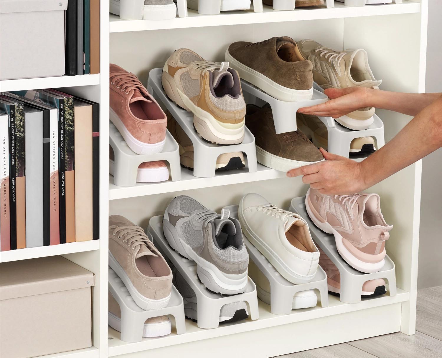 Praktisches 6er-Set Schuhcaddy von Joseph Joseph, aus robustem PP in ecru, ideal für platzsparende und stilvolle Schuhaufbewahrung.