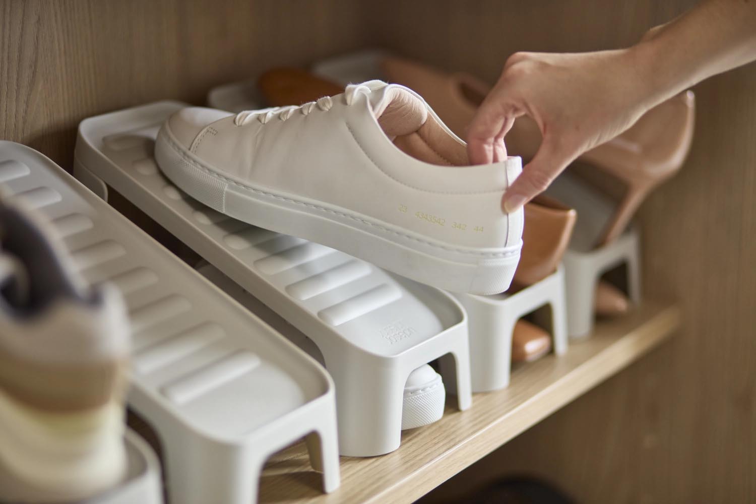 Praktisches 6er Set Schuh-Organizer von Joseph Joseph, umweltfreundlich aus recyceltem PP in Ecru, ideal für platzsparende Schuhlagerung.