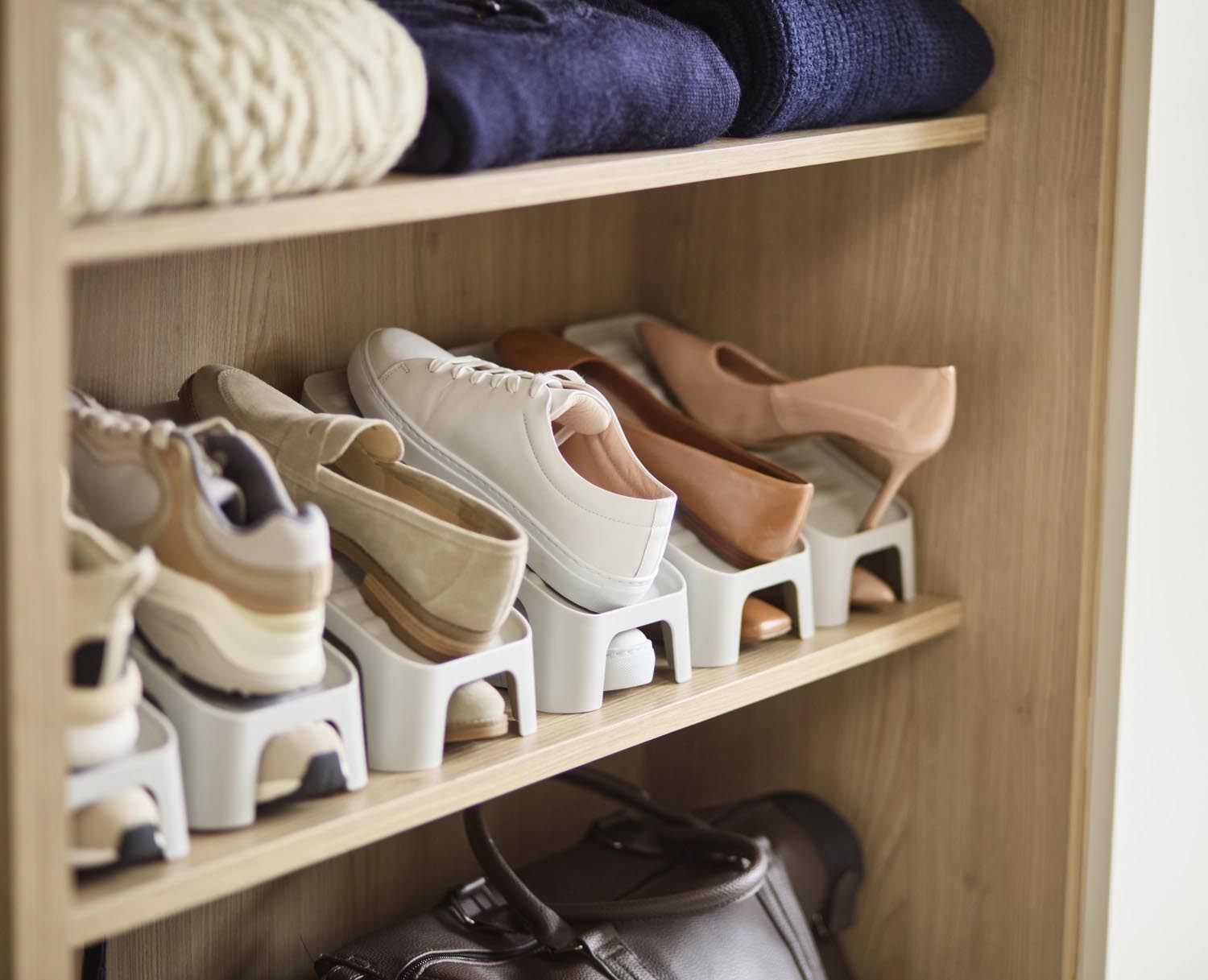 Praktisches 6er Set Schuh-Organizer von Joseph Joseph, umweltfreundlich aus recyceltem PP in Ecru, ideal für platzsparende Schuhlagerung.