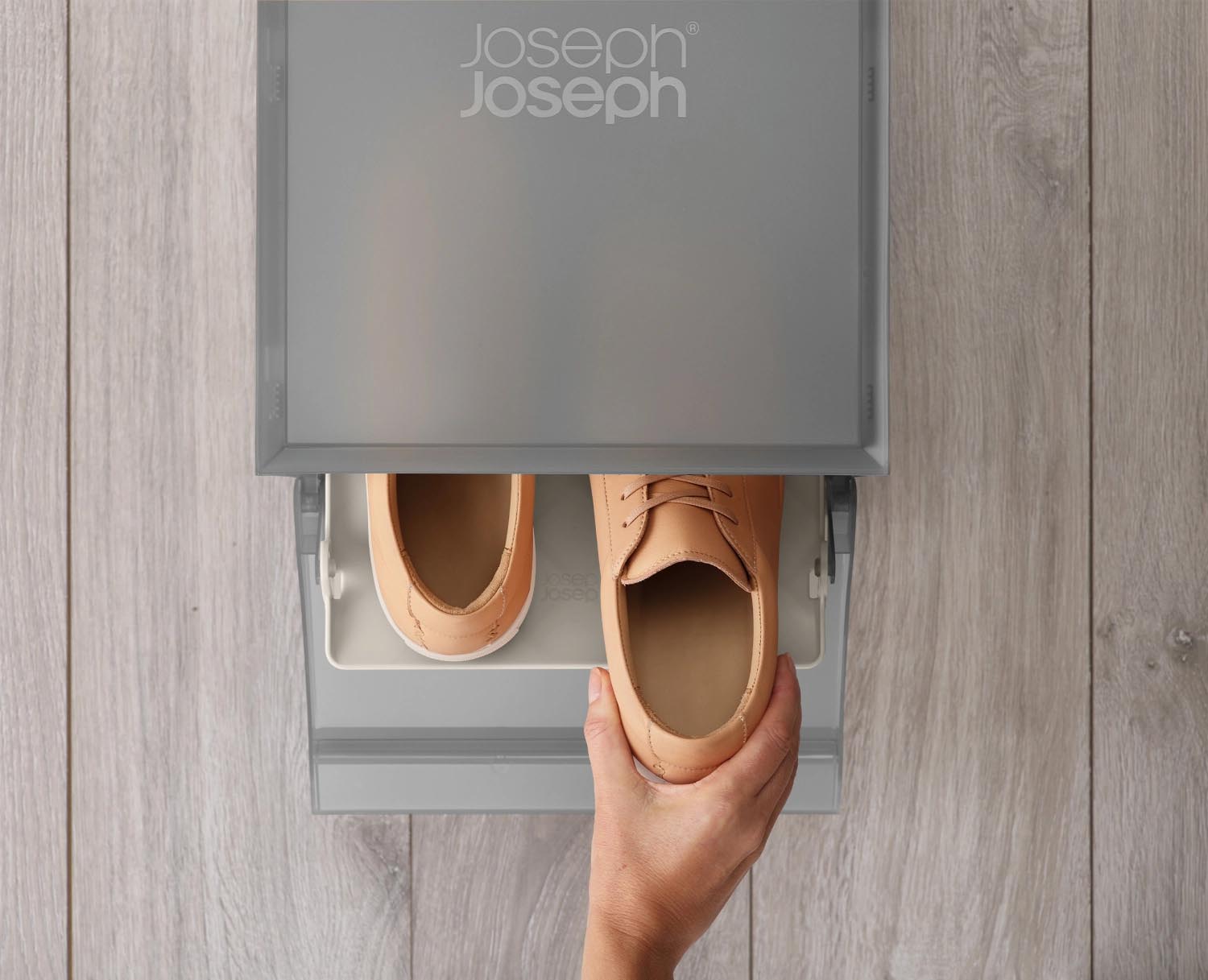 2er Set graue Schuhboxen von Joseph Joseph, stapelbar und kompakt, Masse 22x28x36cm, ideal für ordentliche Schuhaufbewahrung.
