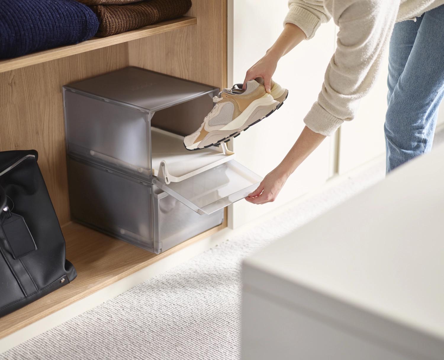 2er Set graue Schuhboxen von Joseph Joseph, stapelbar und kompakt, Masse 22x28x36cm, ideal für ordentliche Schuhaufbewahrung.