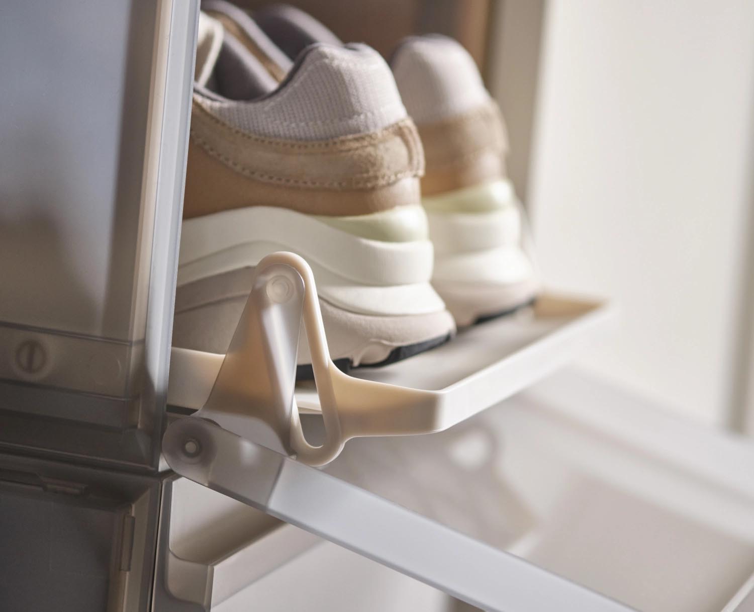 Praktisches 2er Set Schuhboxen von Joseph Joseph in Grau, stapelbar, kompakt, Masse 22x28x36cm, für ordentliche Schuhaufbewahrung.