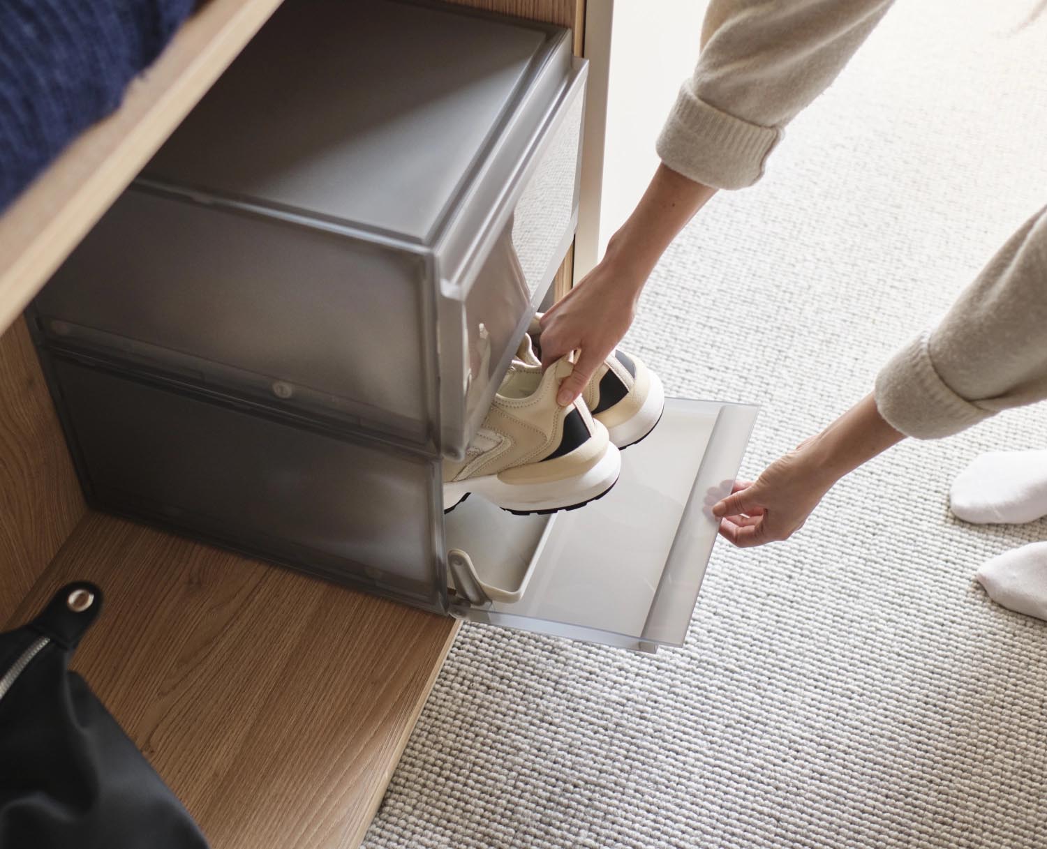 Entdecken Sie das 2er Set ShoeCase Schuhschrank von Joseph Joseph in modernem Grau. Perfekt für die ordentliche und platzsparende Aufbewahrung Ihrer Schuhe.