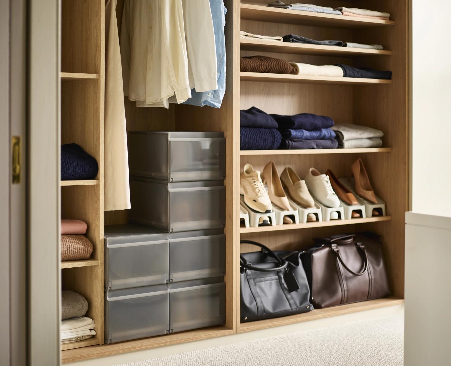 Halten Sie Ihre Schuhe ordentlich und staubfrei mit dem 6er Set ShoeCase von Joseph Joseph. Praktische, stapelbare Boxen in modernem Grau für jeden Raum.