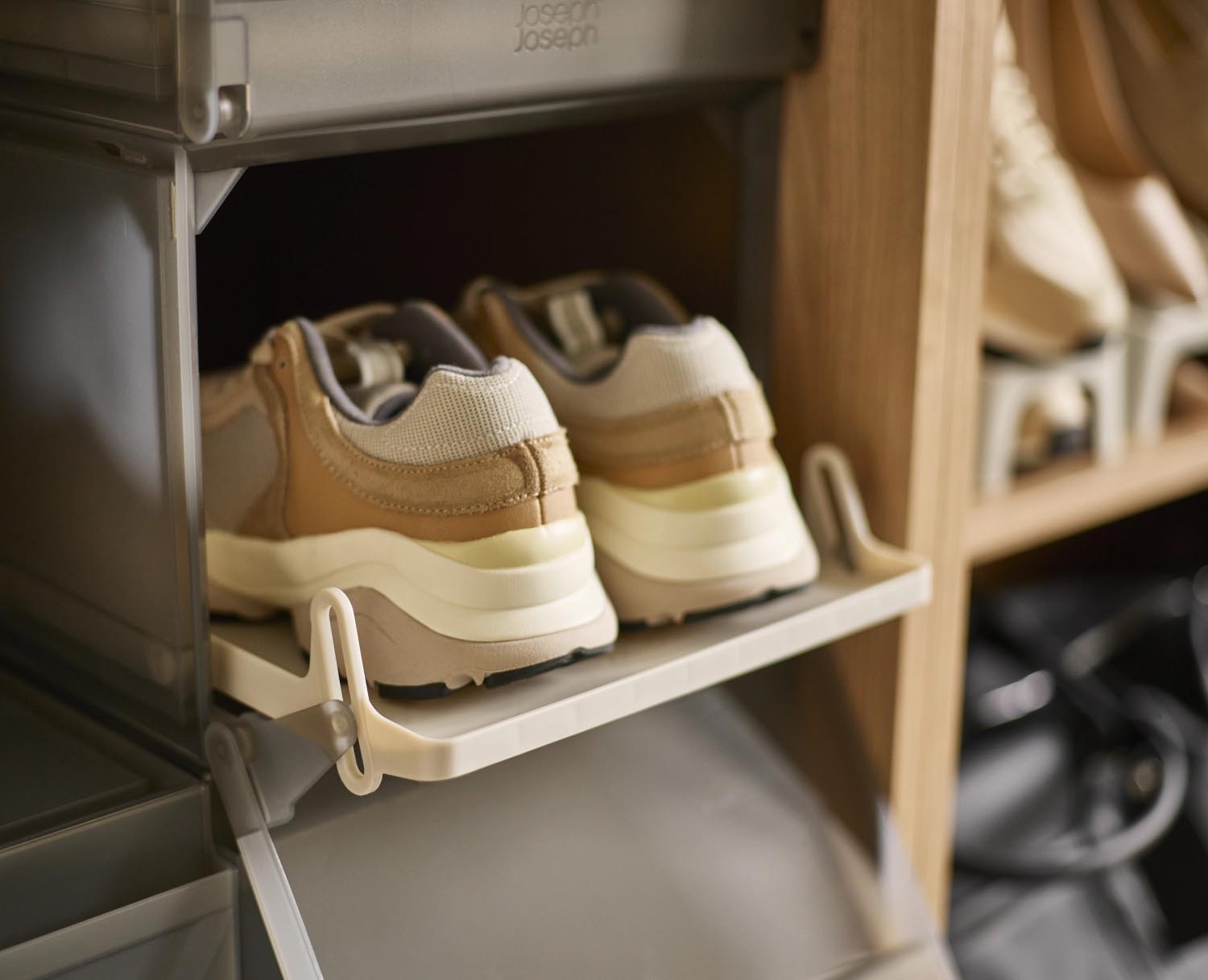 Halten Sie Ihre Schuhe ordentlich und staubfrei mit dem 6er Set ShoeCase von Joseph Joseph. Praktische, stapelbare Boxen in modernem Grau für jeden Raum.