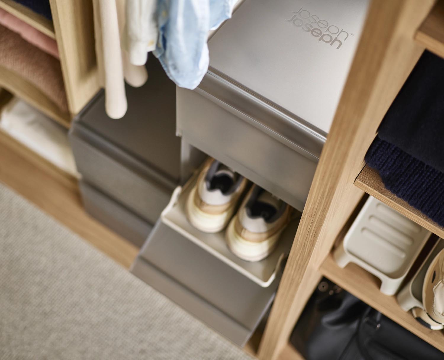 Organisieren Sie Ihre Schuhe stilvoll mit dem 6er Set ShoeCase von Joseph Joseph. Robuste, stapelbare Boxen in elegantem Grau für optimale Aufbewahrung.