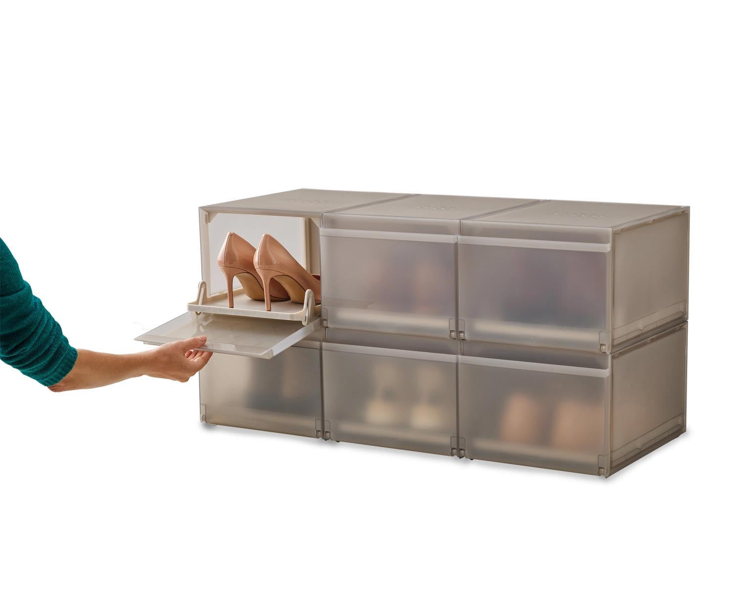 6er Set graue Schuhboxen von Joseph Joseph, stapelbar und kompakt, Masse 22x28x36cm, ideal für platzsparende Schuhorganisation.