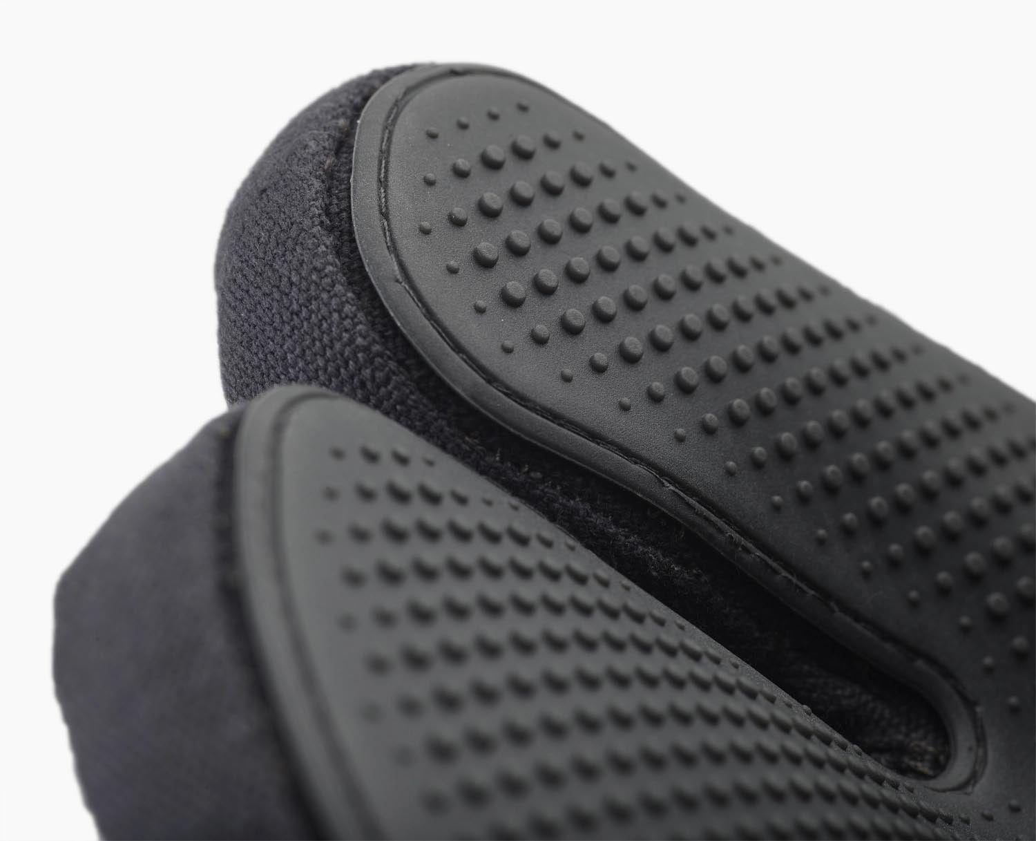 Moderner anthrazitfarbener Ofenhandschuh aus Baumwolle von Joseph Joseph, ideal für sicheres und elegantes Kochen und Backen.