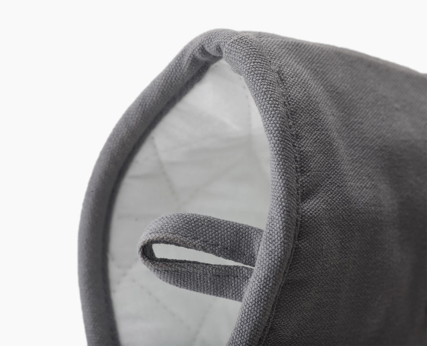 Eleganter anthrazitfarbener Ofenhandschuh aus Baumwolle von Joseph Joseph, perfekt für stilvolles und sicheres Kochen und Backen.