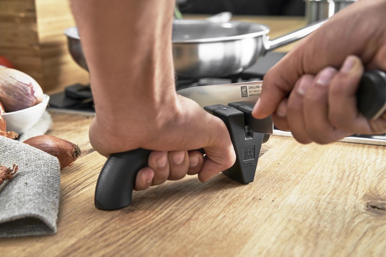 Der schwarze TWINSHARP Messerschärfer (170 mm) von Zwilling ermöglicht müheloses und präzises Schärfen Ihrer Küchenmesser.